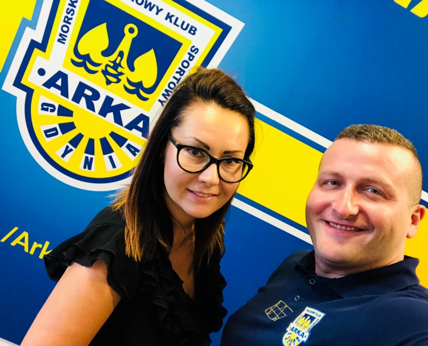 Michał Herok i Teresa Herok po podpisaniu umowy z Arką Gdynia SSA