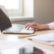 Kobieta pracująca przy komputerze