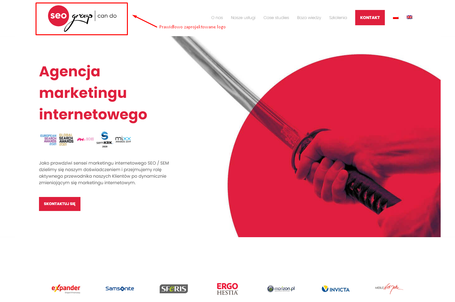 Zdj 4. Logo SEOgroup w połączeniu z kolorystyką na stronie jako przykład prawidłowo zaprojektowanej identyfikacji wizualnej oraz struktury stylistycznej i koncepcji marki.